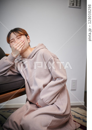 つわりに苦しむ女性 妊婦 マタニティ つわりに苦しむ女性 妊婦 マタニティ 128038298