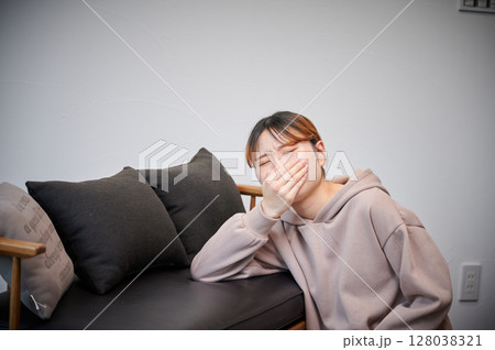 つわりに苦しむ女性 妊婦 マタニティ つわりに苦しむ女性 妊婦 マタニティ 128038321