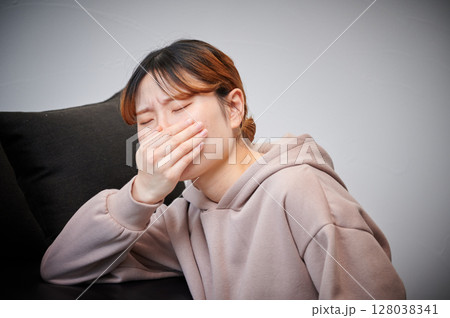 つわりに苦しむ女性 妊婦 マタニティ つわりに苦しむ女性 妊婦 マタニティ 128038341