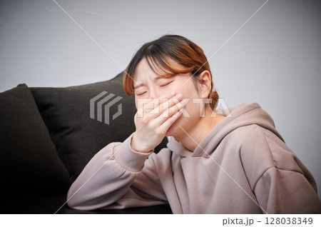 つわりに苦しむ女性　妊婦　マタニティ 128038349