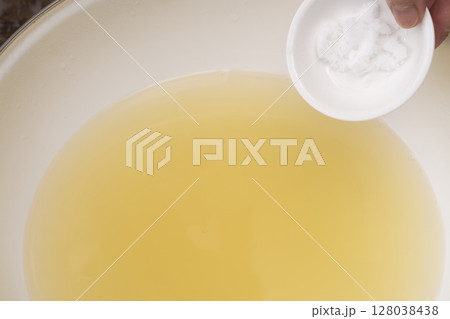 野菜コンソメスープを作る工程 煮込んだ野菜を漉してスープをとる 野菜コンソメスープを作る工程 煮込んだ野菜を漉してスープをとる 128038438