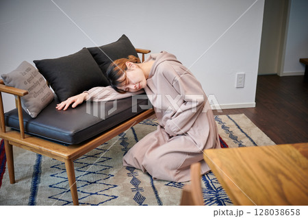 つわりに苦しむ女性　妊婦　マタニティ 128038658