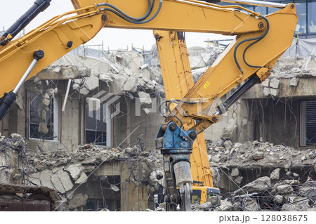 コンクリート建物の解体現場 128038675