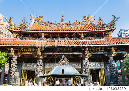 台湾　龍山寺　本殿 128038959