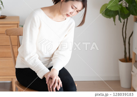 膝が痛い女性 128039183