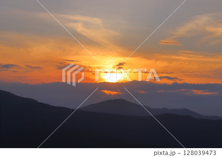 夕焼け空 夕日 雲 山地 夕焼け空 夕日 雲 山地 128039473