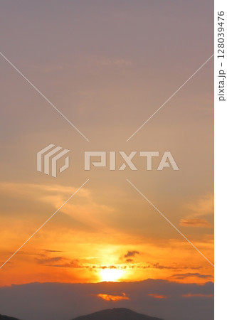 夕焼け空 夕日 雲 山地 夕焼け空 夕日 雲 山地 128039476