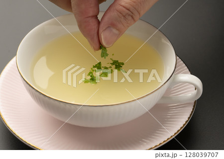 野菜コンソメスープ 128039707