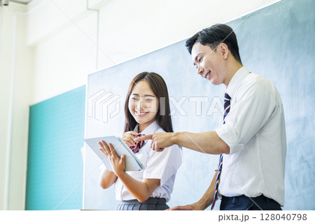 先生に質問をする女子高校生 先生に質問をする女子高校生 128040798