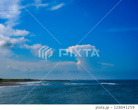海に浮かぶ入道雲 海に浮かぶ入道雲 128041259