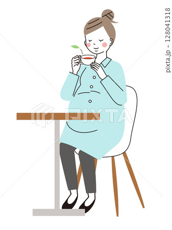 ハーブティーを飲んでリラックスしている妊婦さん ハーブティーを飲んでリラックスしている妊婦さん 128041318
