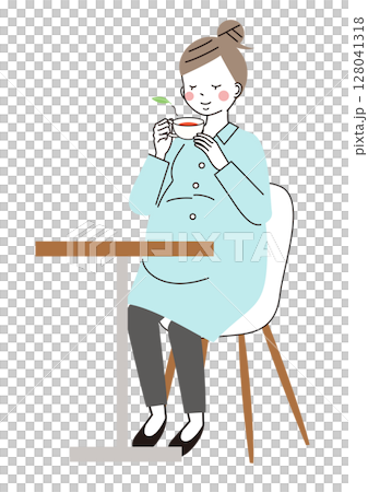 ハーブティーを飲んでリラックスしている妊婦さん ハーブティーを飲んでリラックスしている妊婦さん 128041318
