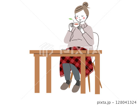 温かいお茶とひざ掛けで体を温めている妊婦さん 128041324
