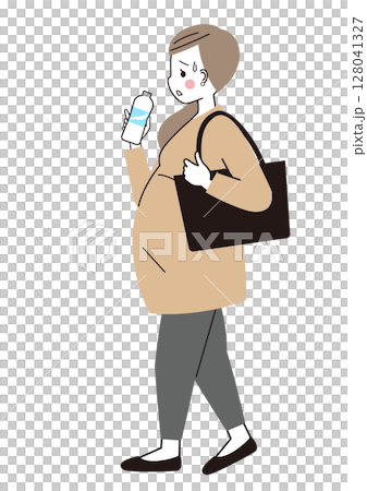 体調が悪そうに水分補給しながら歩いている妊婦 128041327