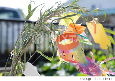 手作りの七夕飾りと笹の葉 手作りの七夕飾りと笹の葉 128041641