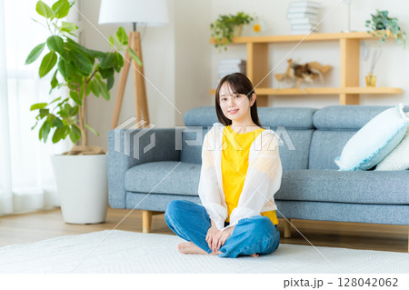 リビングでくつろぐ若い女性 128042062