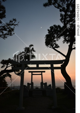 鳥居の向こうに沈む夕日と三日月 鳥居の向こうに沈む夕日と三日月 128042265