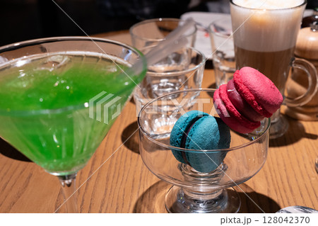 Green cocktail on a wooden table 128042370