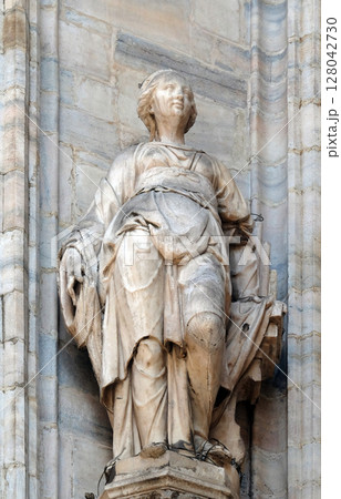 Statue of Saint on the facade of the Milan Cathedral, Duomo di Santa Maria Nascente, Milan, Lombardy, Italy 128042730