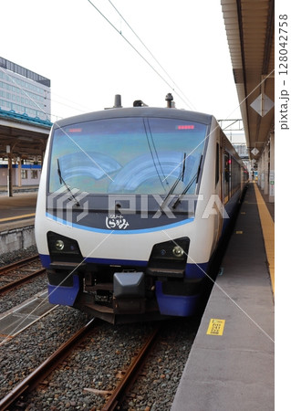 青森駅に停車中のリゾートしらかみ青池 128042758