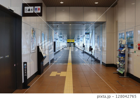 北海道新幹線の奥津軽いまべつ駅 改札口への連絡通路 128042765