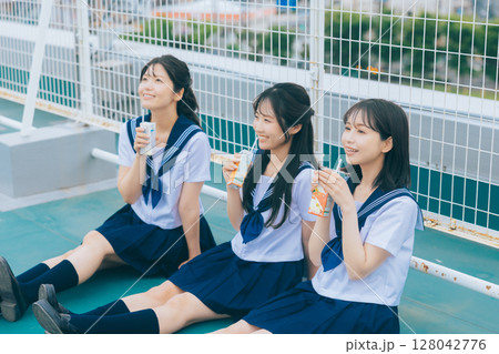 校舎の屋上で談笑する女子高生3人組　 128042776