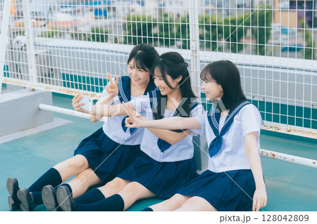屋上で写真を撮る女子高生 屋上で写真を撮る女子高生 128042809