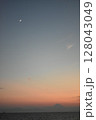夕暮れの空に浮かぶ三日月と富士山 128043049