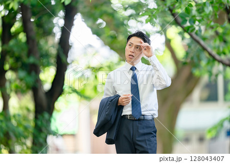 ビジネスマン　猛暑　熱中症　異常気象 128043407