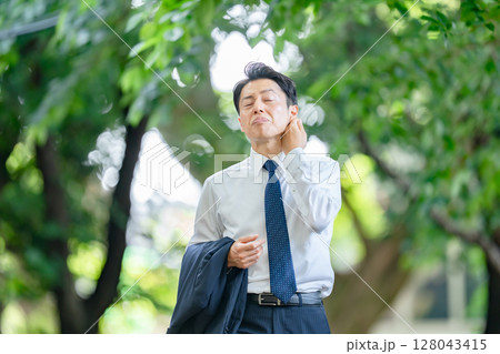 ビジネスマン　猛暑　熱中症　異常気象 128043415