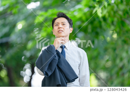 ビジネスマン　猛暑　熱中症　異常気象 128043426