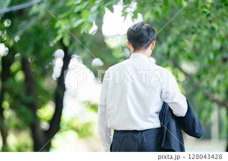 ビジネスマン 猛暑 熱中症 異常気象 ビジネスマン 猛暑 熱中症 異常気象 128043428