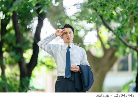 ビジネスマン　猛暑　熱中症　異常気象 128043448