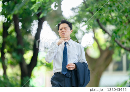 ビジネスマン　猛暑　熱中症　異常気象 128043453