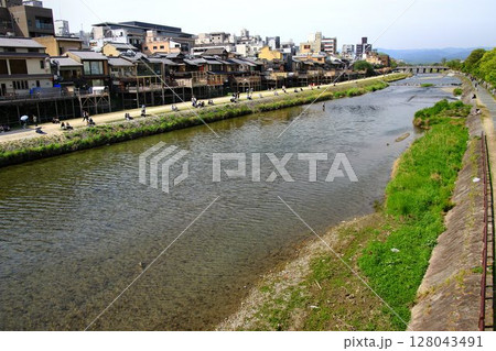 京都を涼む夏の風物詩… 京都・鴨川【納涼床】 128043491