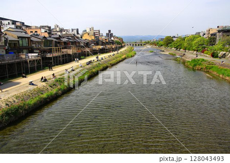 京都を涼む夏の風物詩… 京都・鴨川【納涼床】 128043493