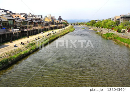 京都を涼む夏の風物詩… 京都・鴨川【納涼床】 京都を涼む夏の風物詩… 京都・鴨川【納涼床】 128043494