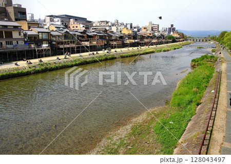 京都を涼む夏の風物詩… 京都・鴨川【納涼床】 京都を涼む夏の風物詩… 京都・鴨川【納涼床】 128043497