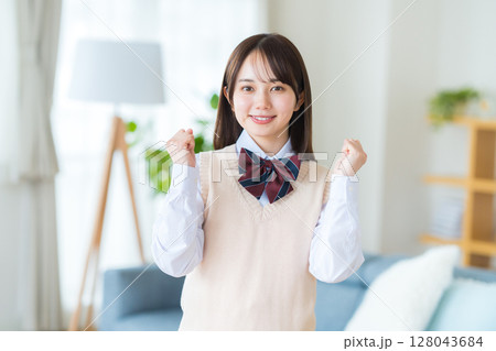 リビングの女子高生 128043684