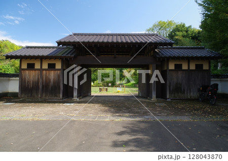 神奈川県立座間谷戸山公園長屋門西入り口 128043870