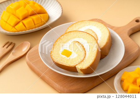 マンゴー マンゴ ロールケーキ 128044011