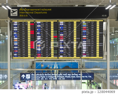 タイ・スワンナプーム空港の出発案内板 Suvarnabhumi Airport, Thailand タイ・スワンナプーム空港の出発案内板 Suvarnabhumi Airport, Thailand 128044069