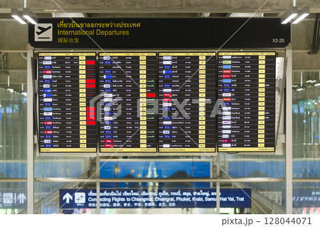 タイ・スワンナプーム空港の出発案内板 Suvarnabhumi Airport, Thailand タイ・スワンナプーム空港の出発案内板 Suvarnabhumi Airport, Thailand 128044071