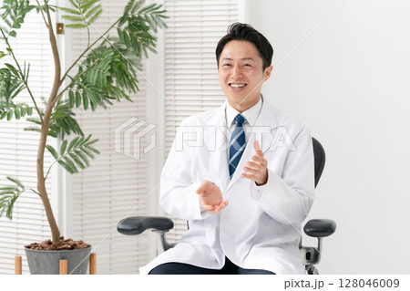 白衣の男性　医療 128046009