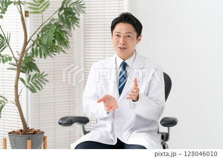 白衣の男性　医療 128046010