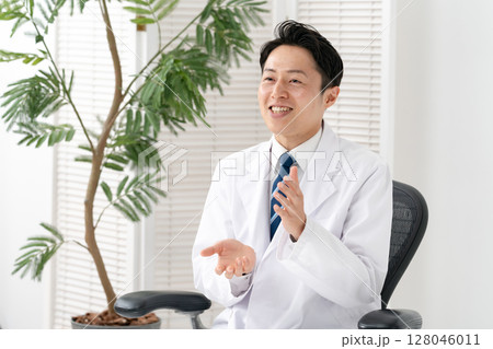白衣の男性　医療 128046011