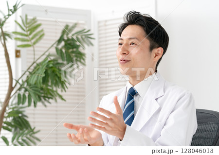 白衣の男性　医療 128046018
