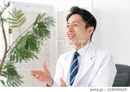 白衣の男性　医療 128046020