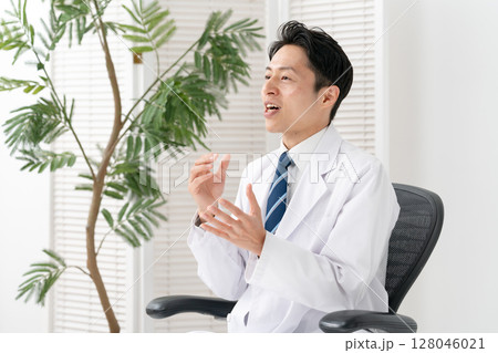 白衣の男性　医療 128046021