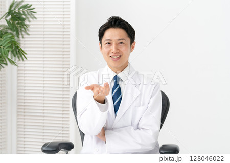 白衣の男性　医療 128046022